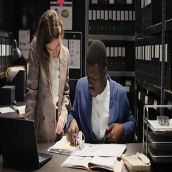 mulher-e-homem-analizando-listas-de-materiais-no-almoxarifado